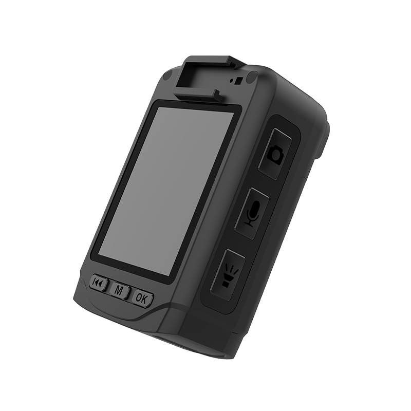 What is the effective shooting distance of the infrared night vision function of a single police law enforcement recorder in a completely dark environment?